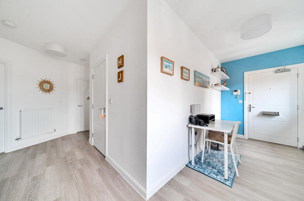 Apartment in Elmbridge, Hersham - View 6