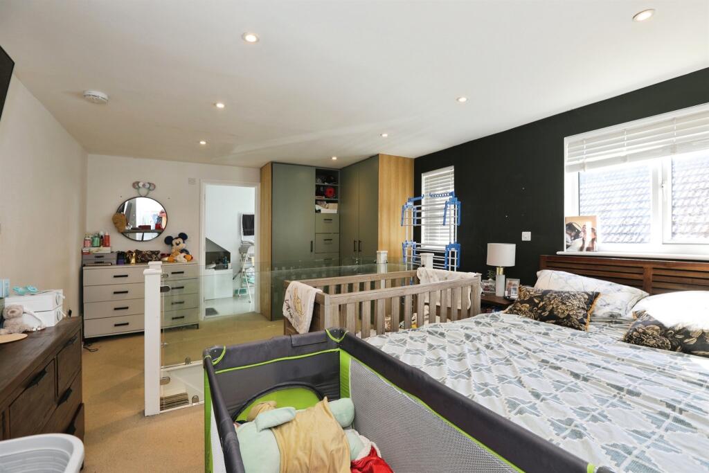 Apartment in Redhill - More
