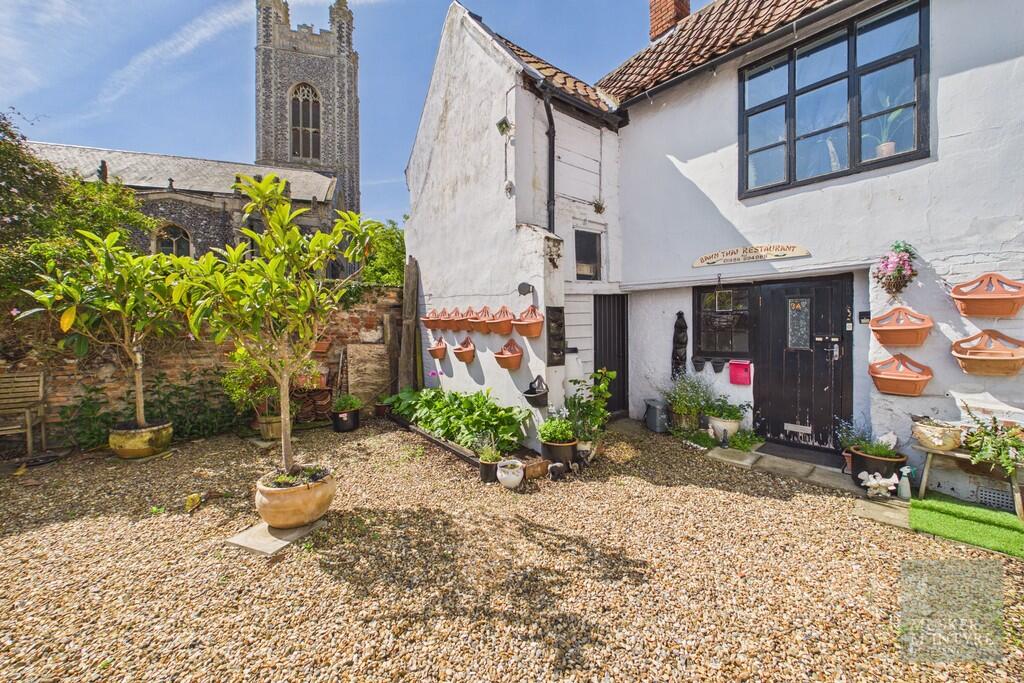 2-bed flat on Cross Street, Bungay, £165,000