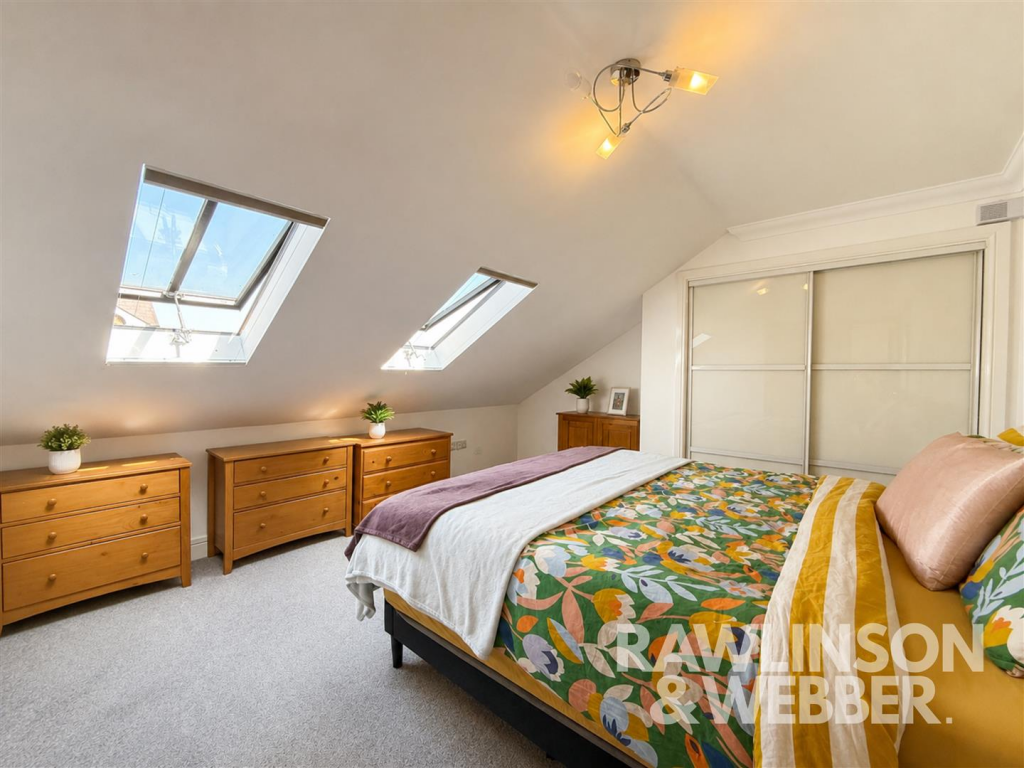 Apartment in Elmbridge, Thames Ditton - More