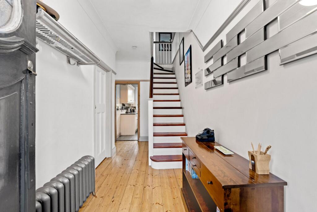 House in Woodford Green, Hale End - More