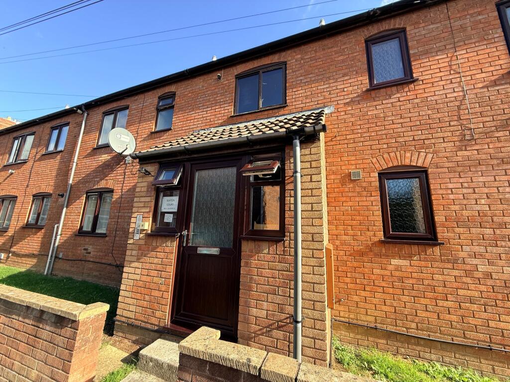 1-bed flat on Seaton Court, Seaton Road, Yeovil, Somerset, BA20 2AW, £92,500
