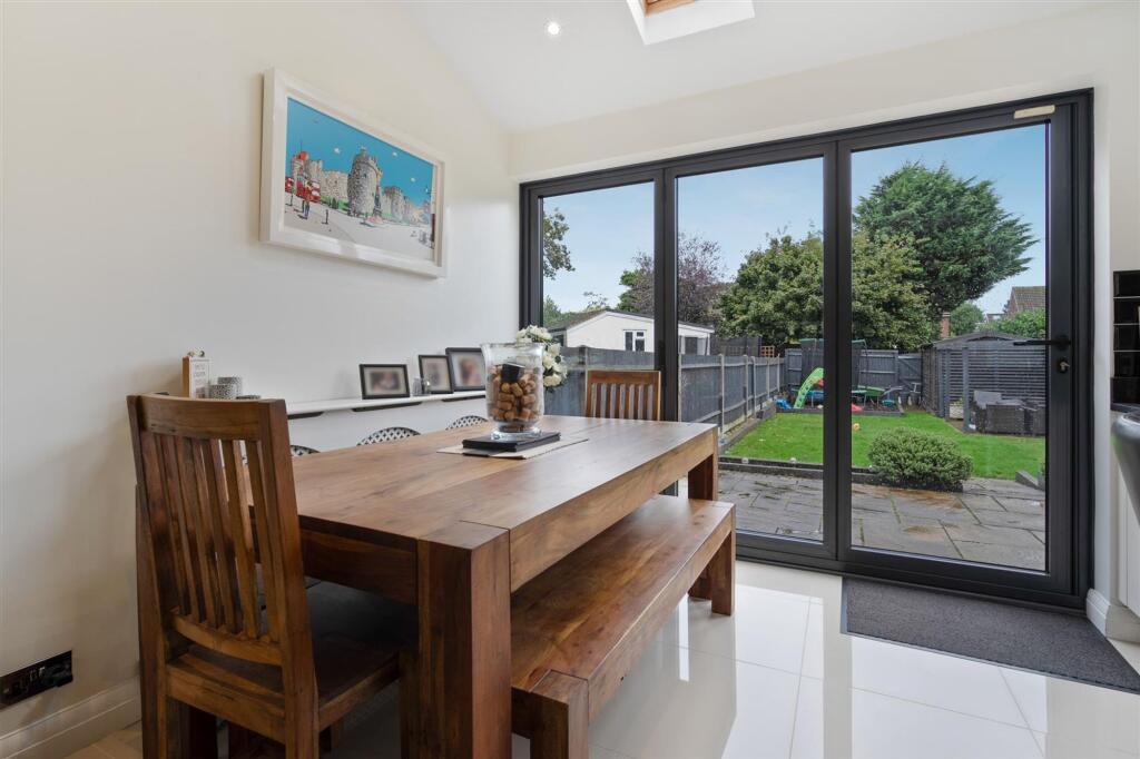 Walpole Road, Old Windsor photo 3