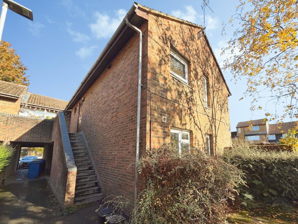 1-bed flat on Hillberry, Bracknell, Berkshire, £200,000