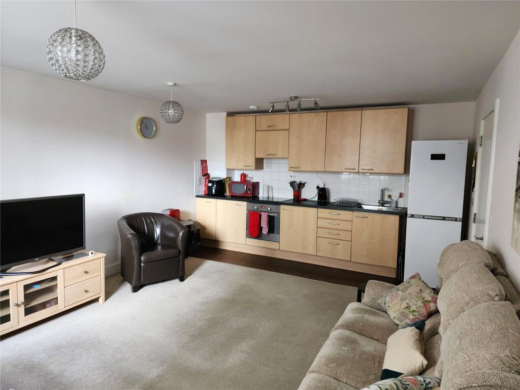 Apartment in Basingstoke and Deane, Lychpit, Riverdene - View 4