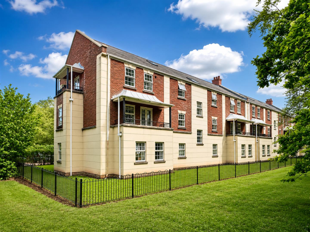 Main image of property: Spacious 3 bedroom maisonette overlooking open Ham Green playing fields with no chain