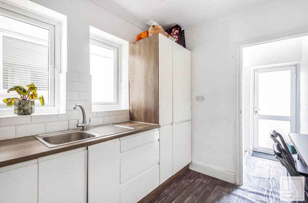 House in Guildford, Woodbridge Hill - View 3