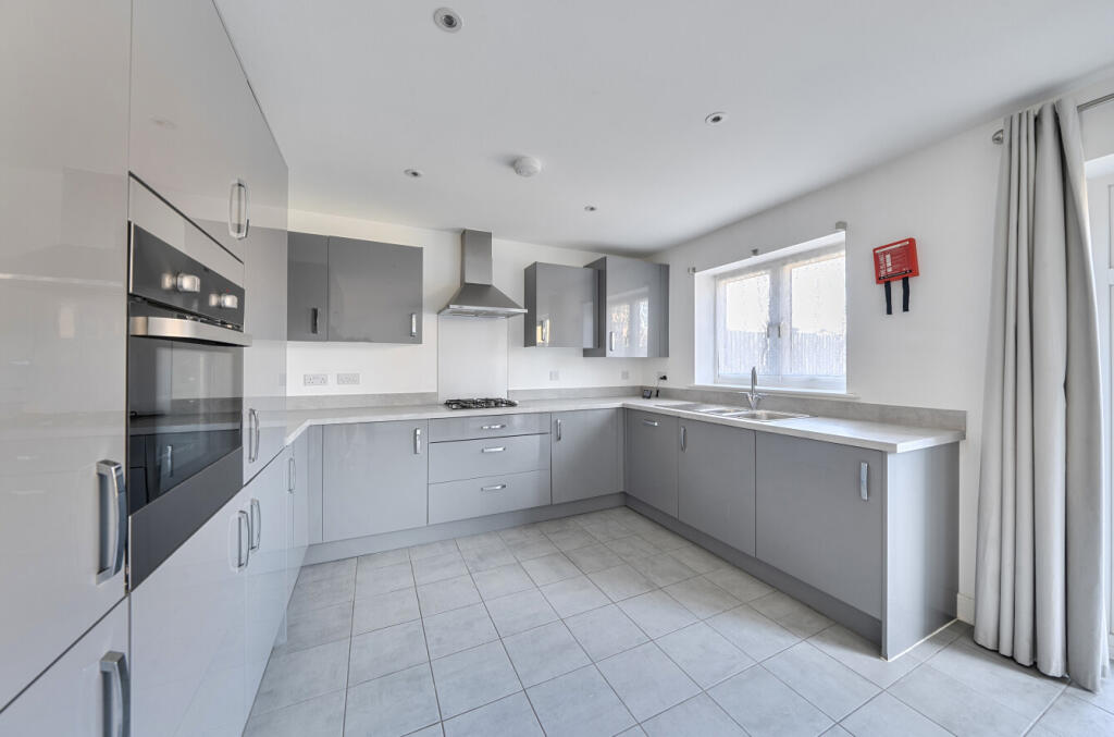 House in Houghton Regis, Central Bedfordshire - More