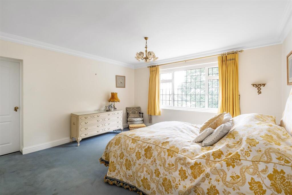House in Tandridge, Hurst Green, Oxted - More