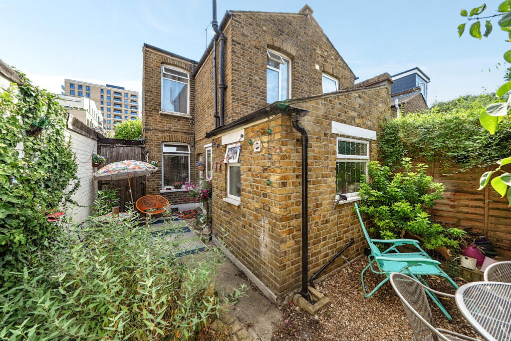 House in London, Royal Borough of Kingston upon Thames - More
