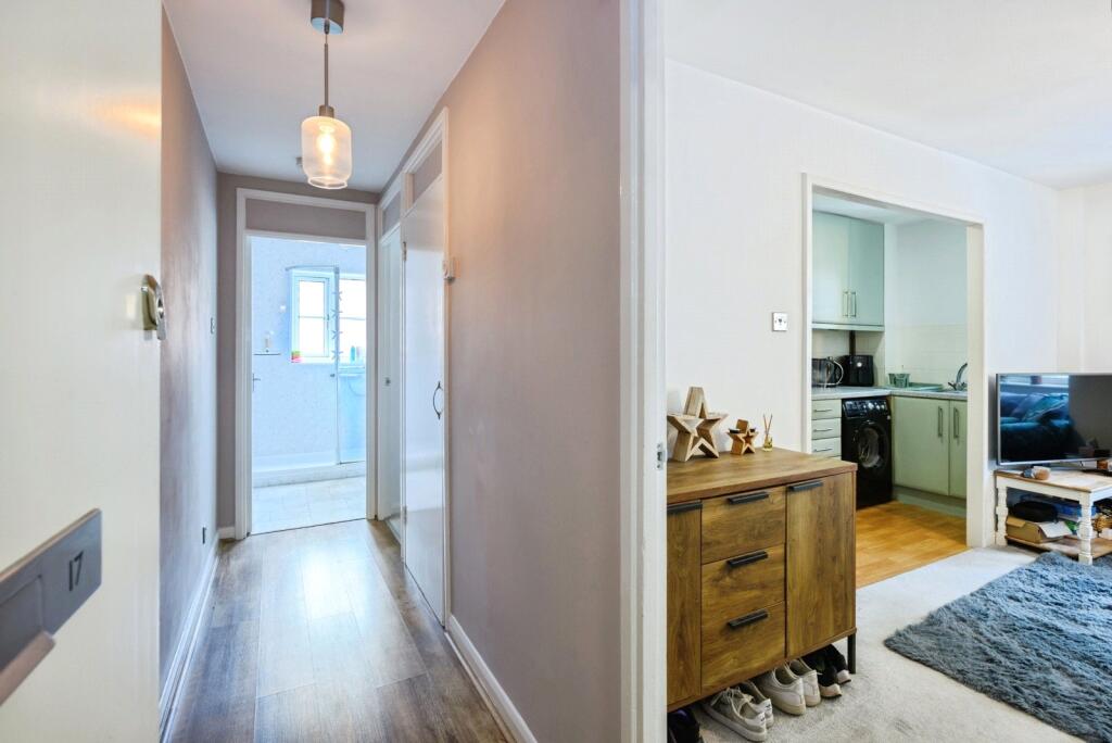 Apartment in Reigate and Banstead, Reffles Bridge, Earlswood - View 5