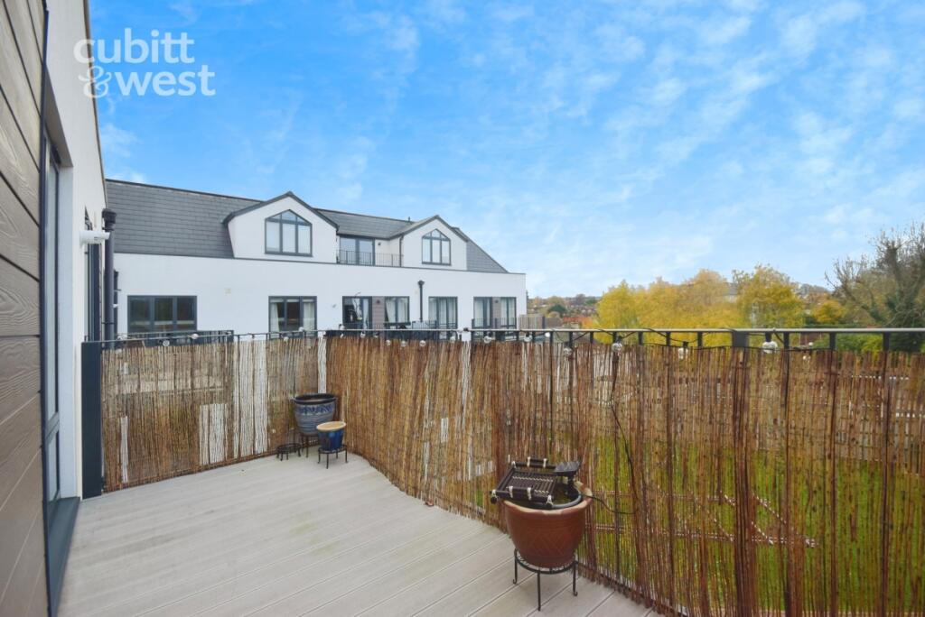Apartment in Mole Valley, Leatherhead - View 2