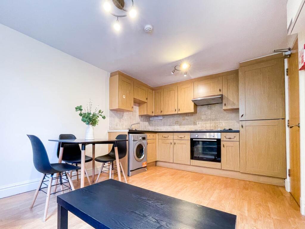 Apartment in Cardiff, Cathays - View 3