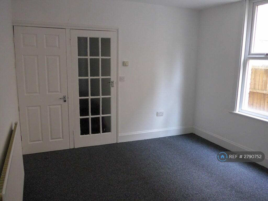 Apartment in Southend-on-Sea - View 4