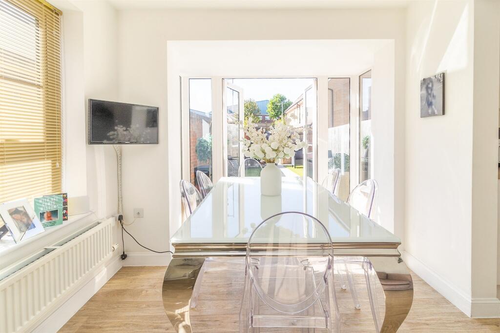 House in Dunstable, Central Bedfordshire - More