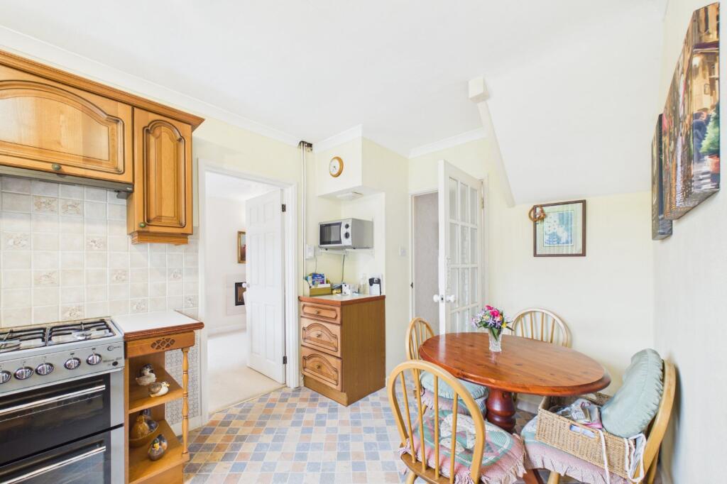 Hangerfield Close, Yateley, Hampshire, GU46 photo 4