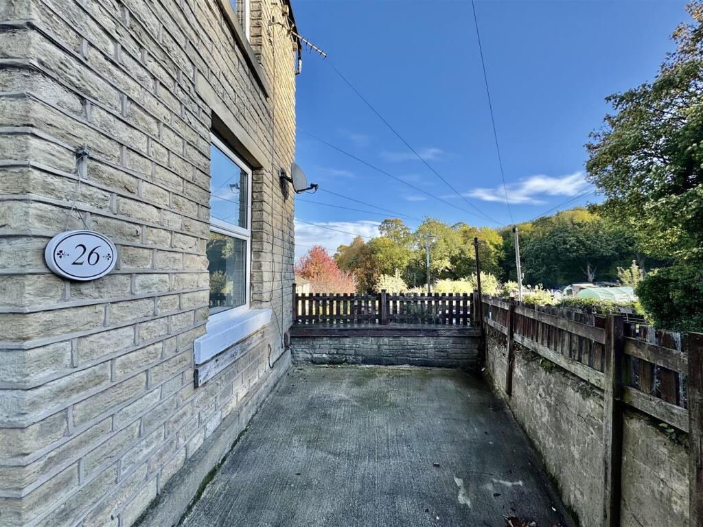Taylor Hill Road, Taylor Hill, Huddersfield, HD4 6HR photo 3