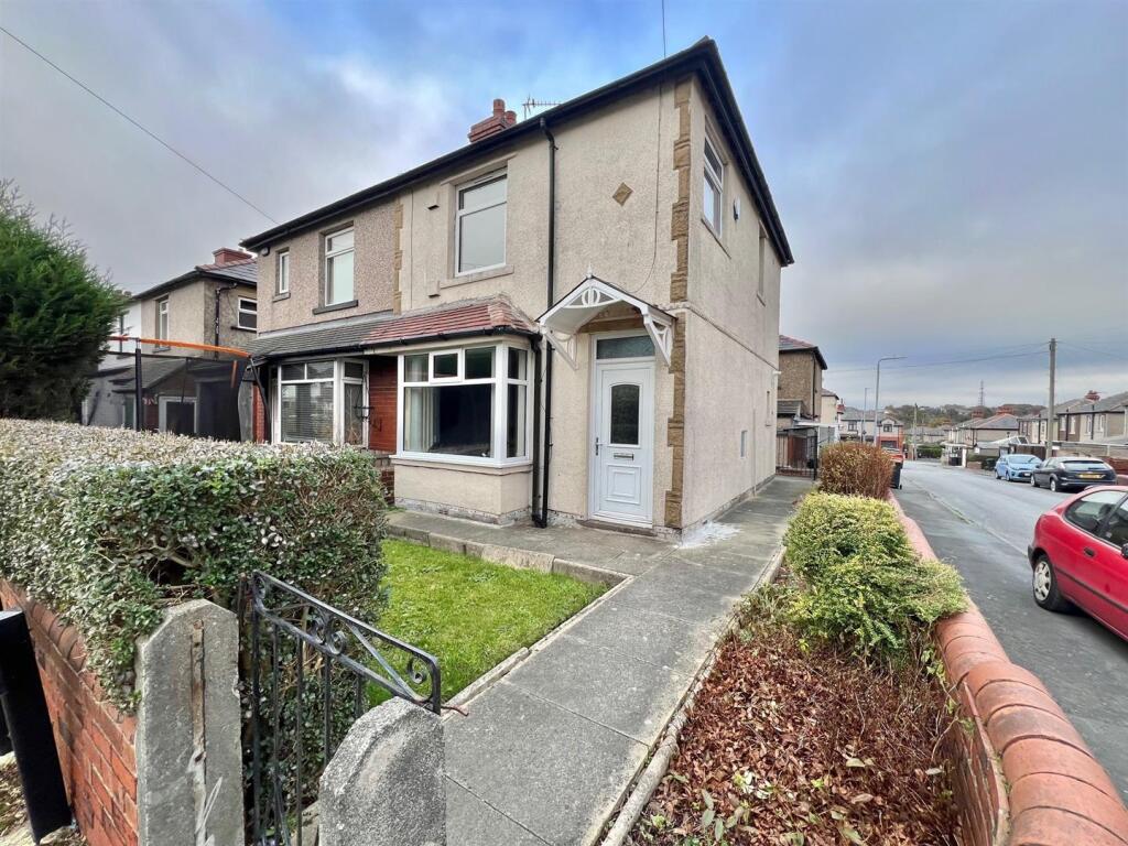 3-bed semi-detached on St. Albans Avenue, Ainley Top, Huddersfield, £160,000