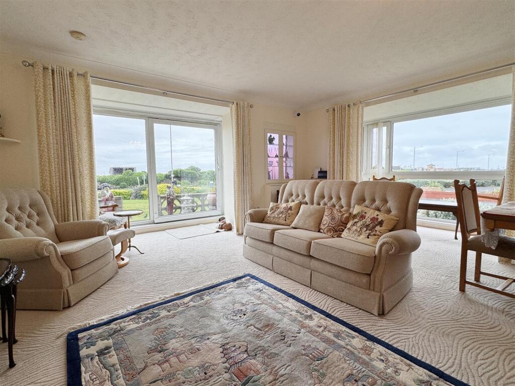 Links Court, South Promenade, Lytham St Annes photo 4