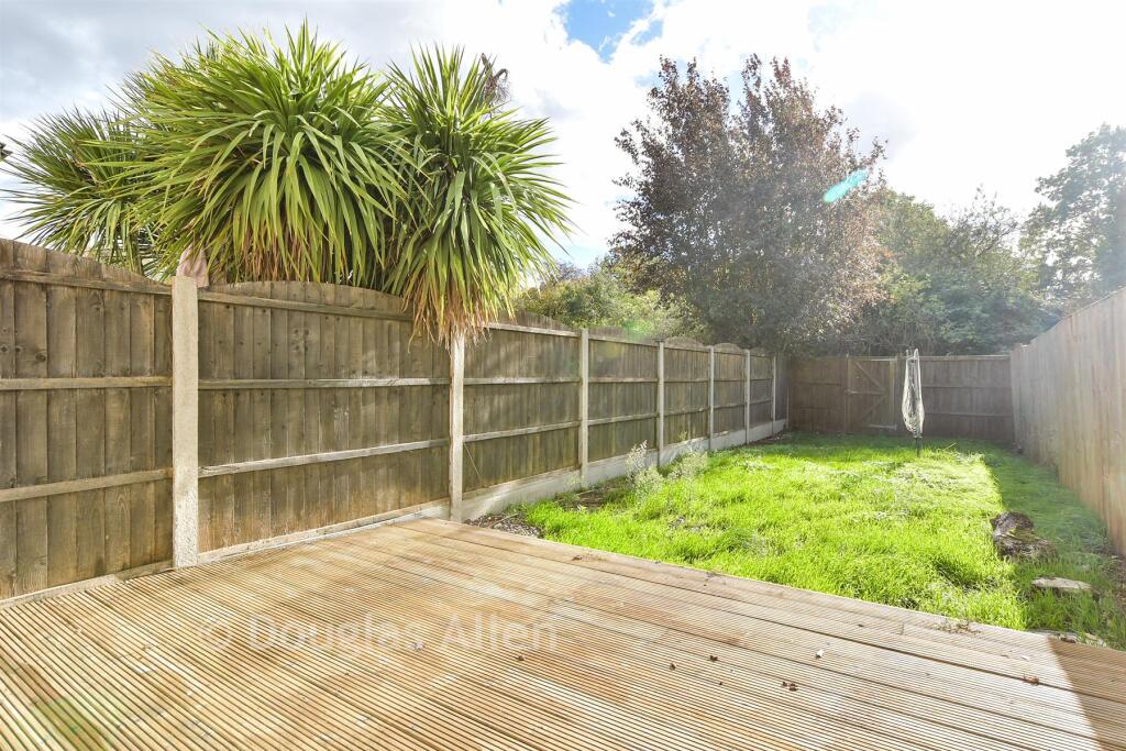 Latimer Drive, Steeple View, Basildon, Essex photo 2