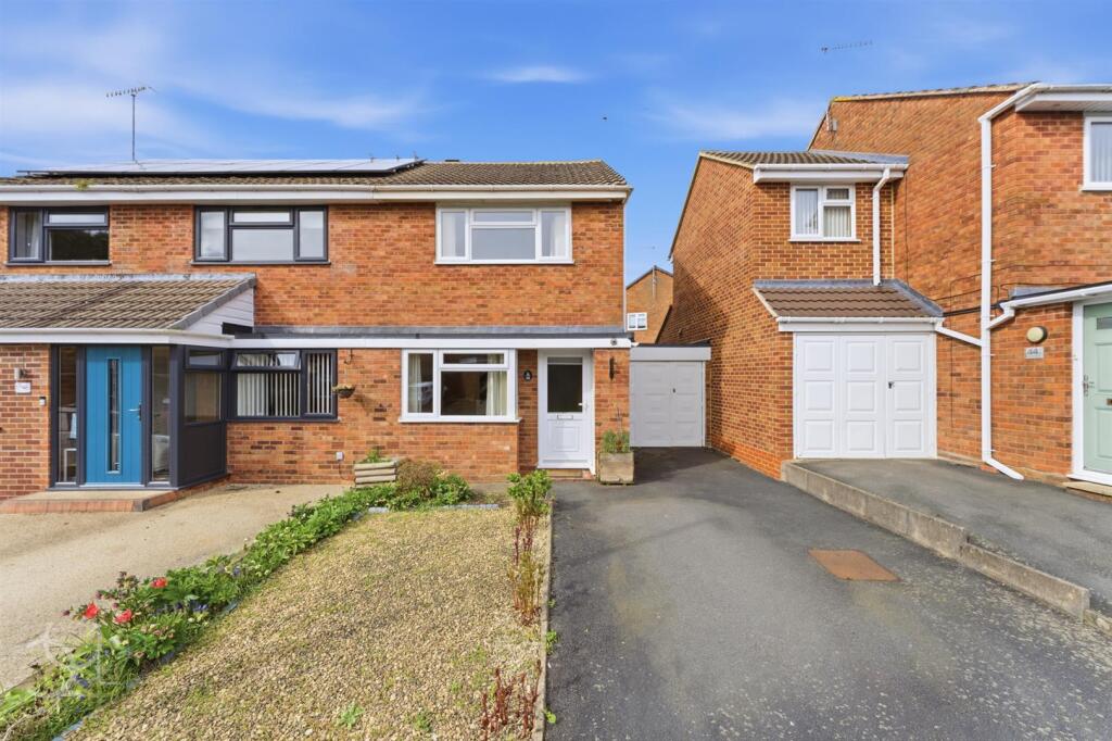 2-bed semi-detached on Sycamore Avenue, Evesham, £250,000