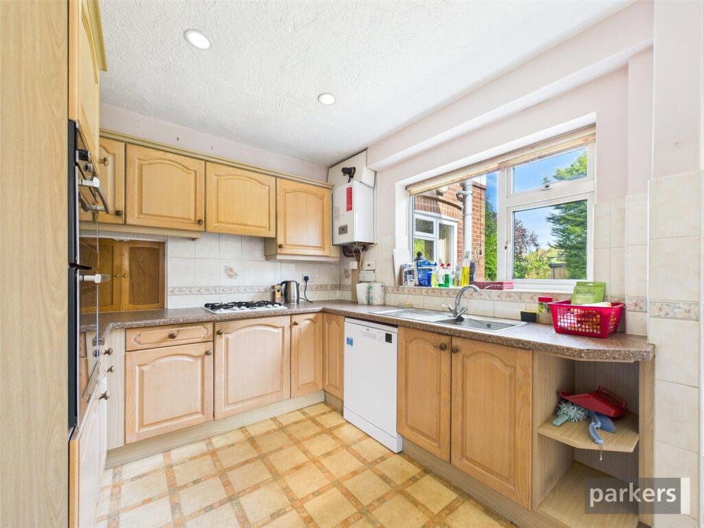 Whitegates Lane, Earley, Reading, Berkshire, RG6 photo 4