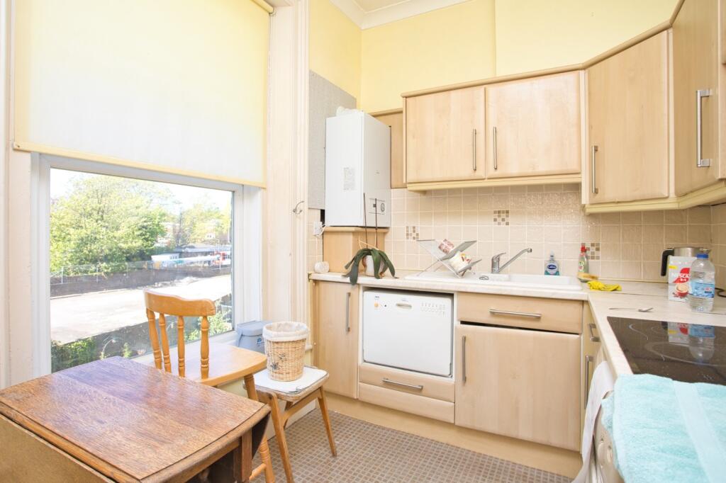 Apartment in Dover, Tower Hamlets - View 2