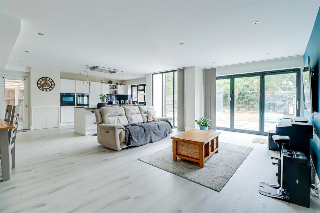 House in Southend-on-Sea - View 4
