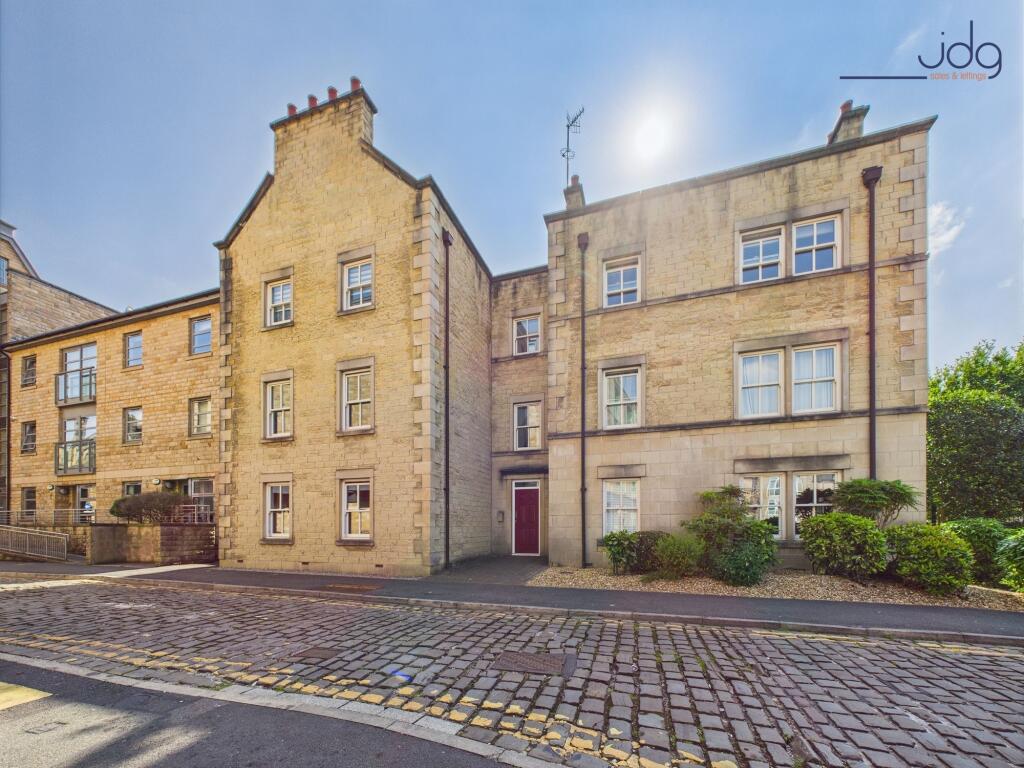 1-bed flat on Henry Street | A practical layout with tasteful updates!, £80,000