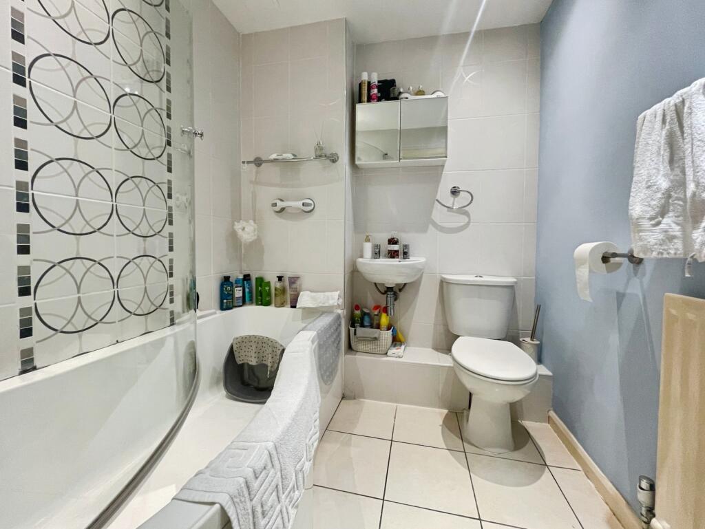 Apartment in Three Rivers, Hertfordshire - View 5
