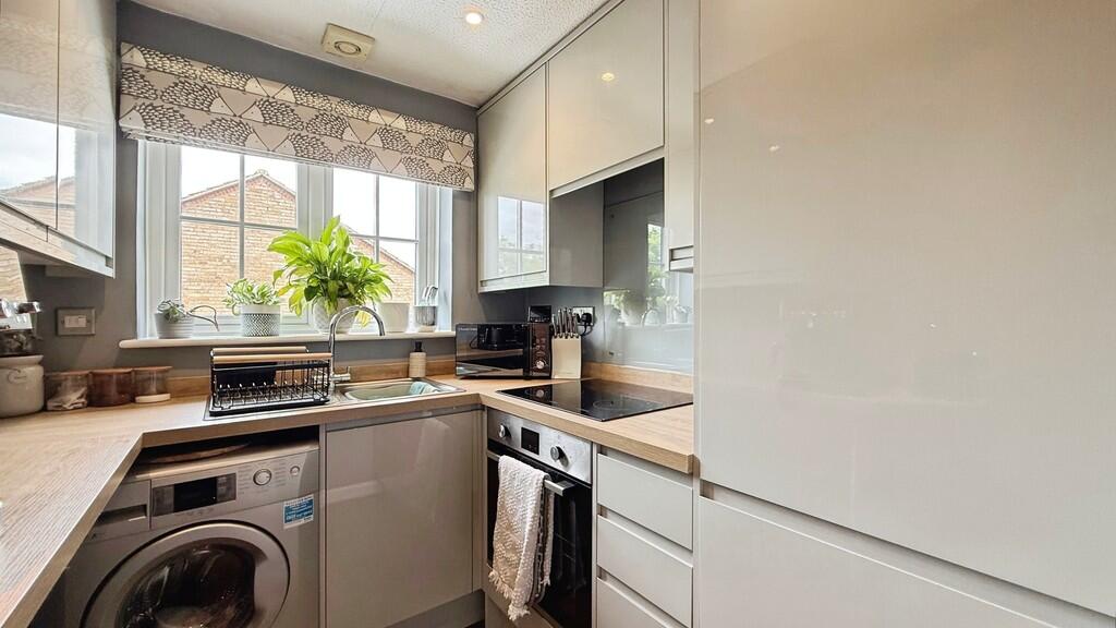 Apartment in Westbury, Leigh Park - View 4