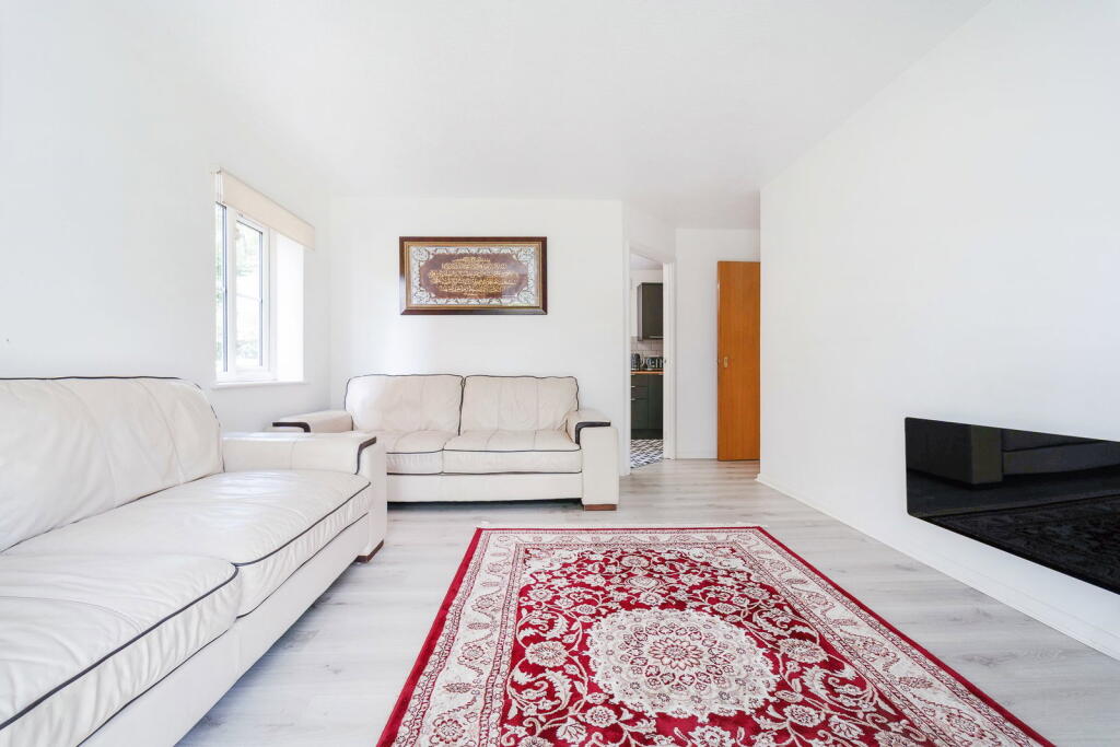 Apartment in Crawley, Maidenbower, Worth - View 2