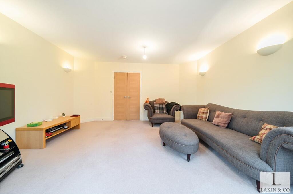 Apartment in Southall - View 3
