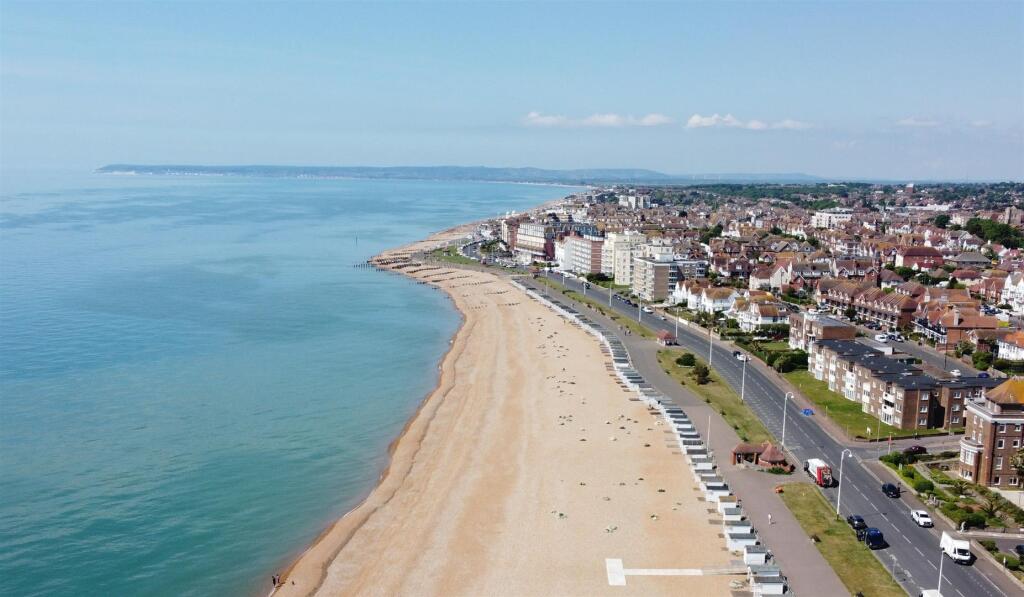 1-bed flat on De La Warr Parade, Bexhill-On-Sea, £87,000