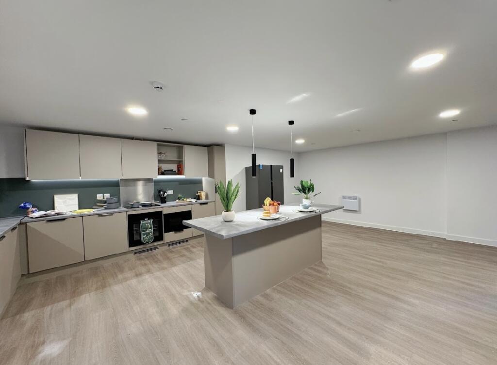 Superior Apartment, City Centre, NG1 - View 3