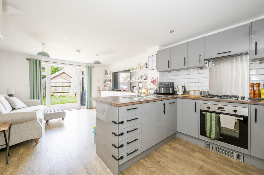 Wheatsheaf Avenue, Ridgewood, Uckfield photo 2