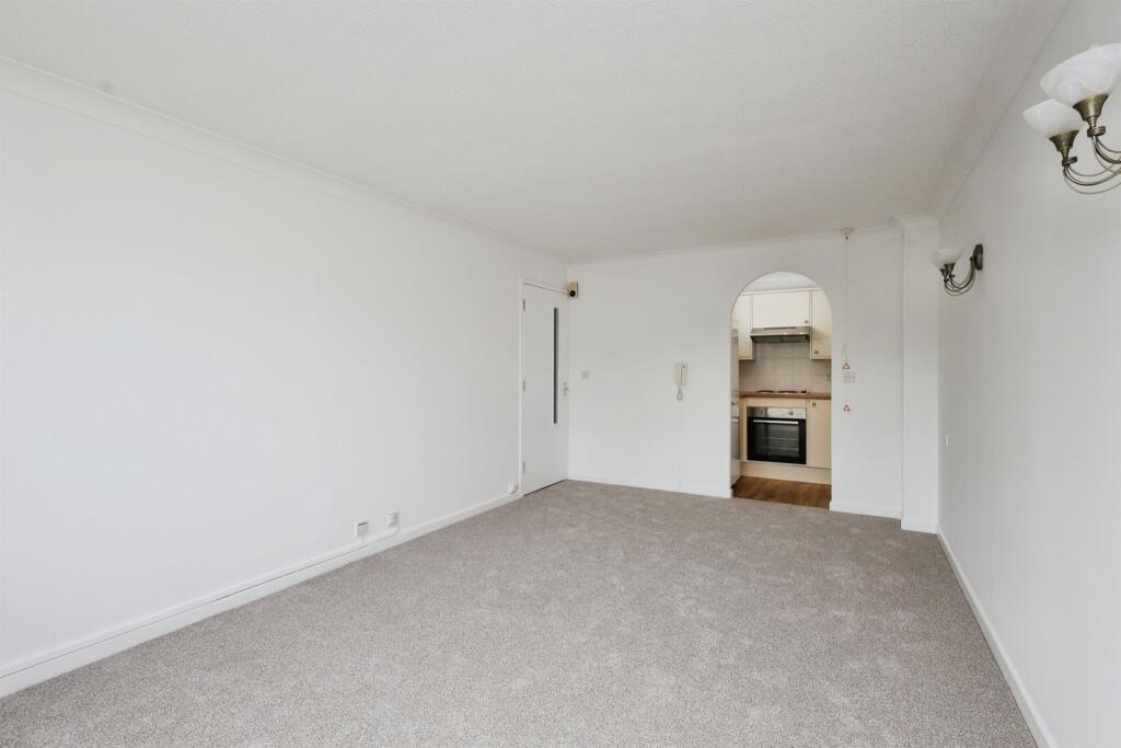 Apartment in Eastbourne, East Sussex - View 3