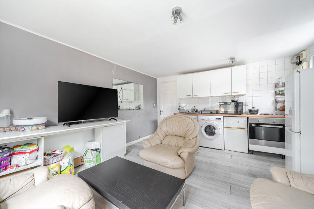 House in Woking, Sheerwater - View 5