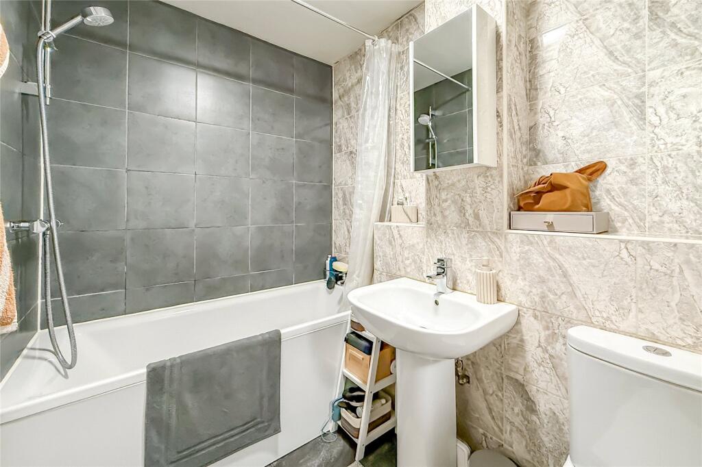 Apartment in St Albans - More