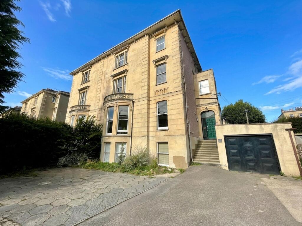 3-bed flat on Redland, Redland Park, BS6 6SA, £2,350/mo