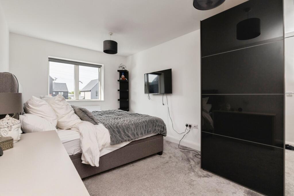 House in Basildon, Ramsden Crays - View 3