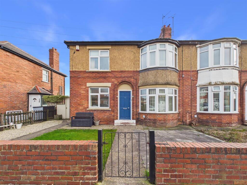 2-bed flat on Closefield Grove, Monkseaton, £155,000