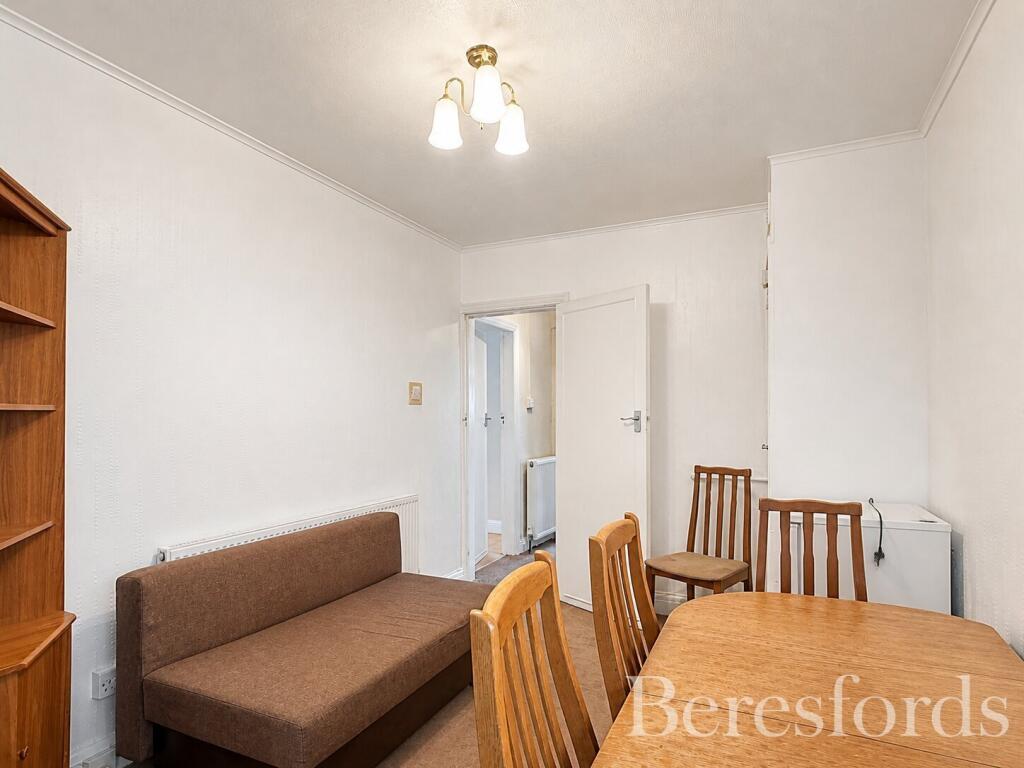 Eyhurst Avenue, Hornchurch, RM12 photo 4