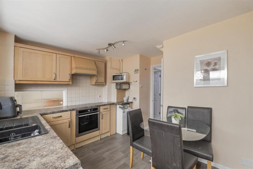 House in Tunbridge Wells, Paddock Wood - View 4