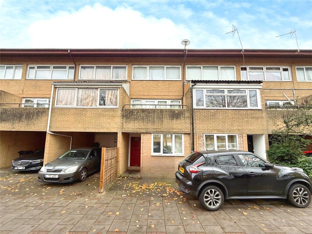 4-bed terraced on Ramsons Avenue, Conniburrow, Milton Keynes, £300,000
