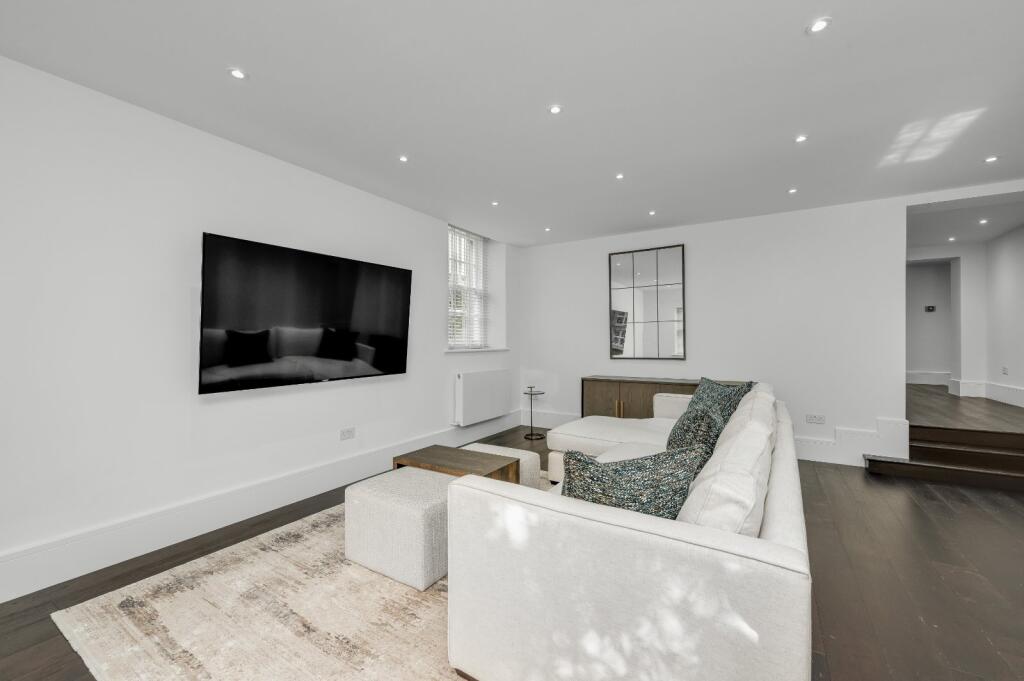 Apartment in Elmbridge, Esher - More