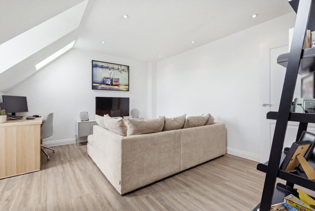 Apartment in Southend-on-Sea, Essex - View 4
