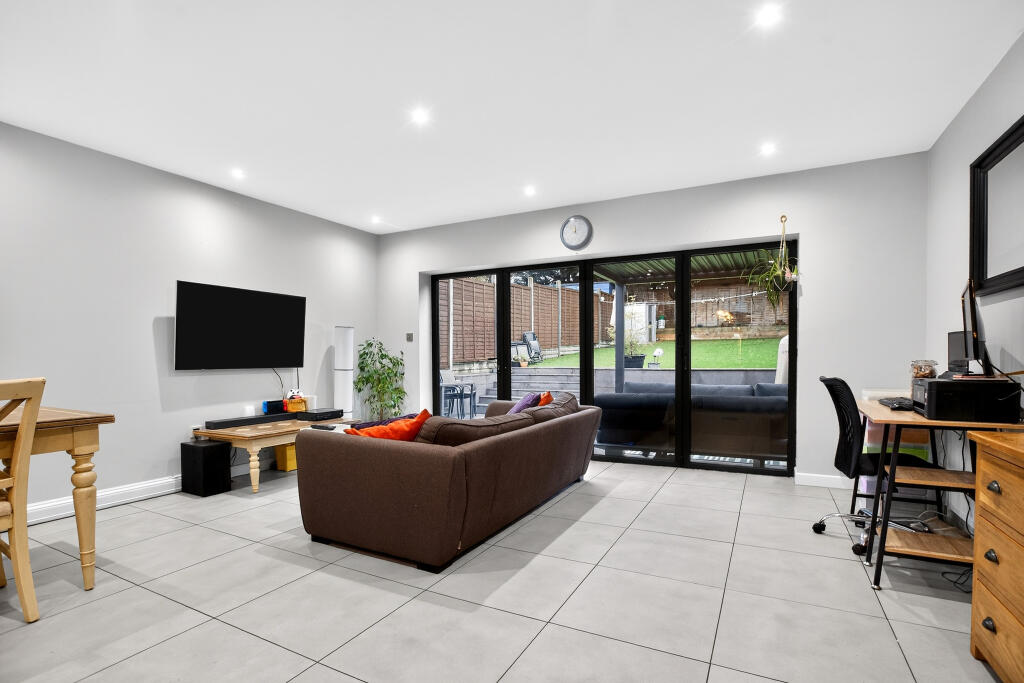 Clare Road, Maidenhead, SL6 photo 3