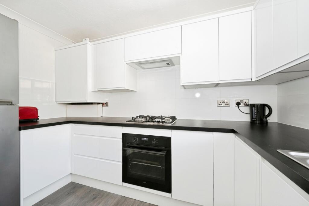 House in London, Royal Borough of Kingston upon Thames - More