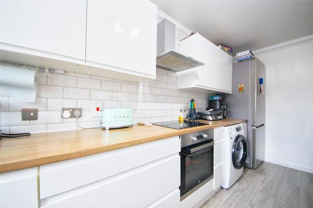 Apartment in Ilford - More